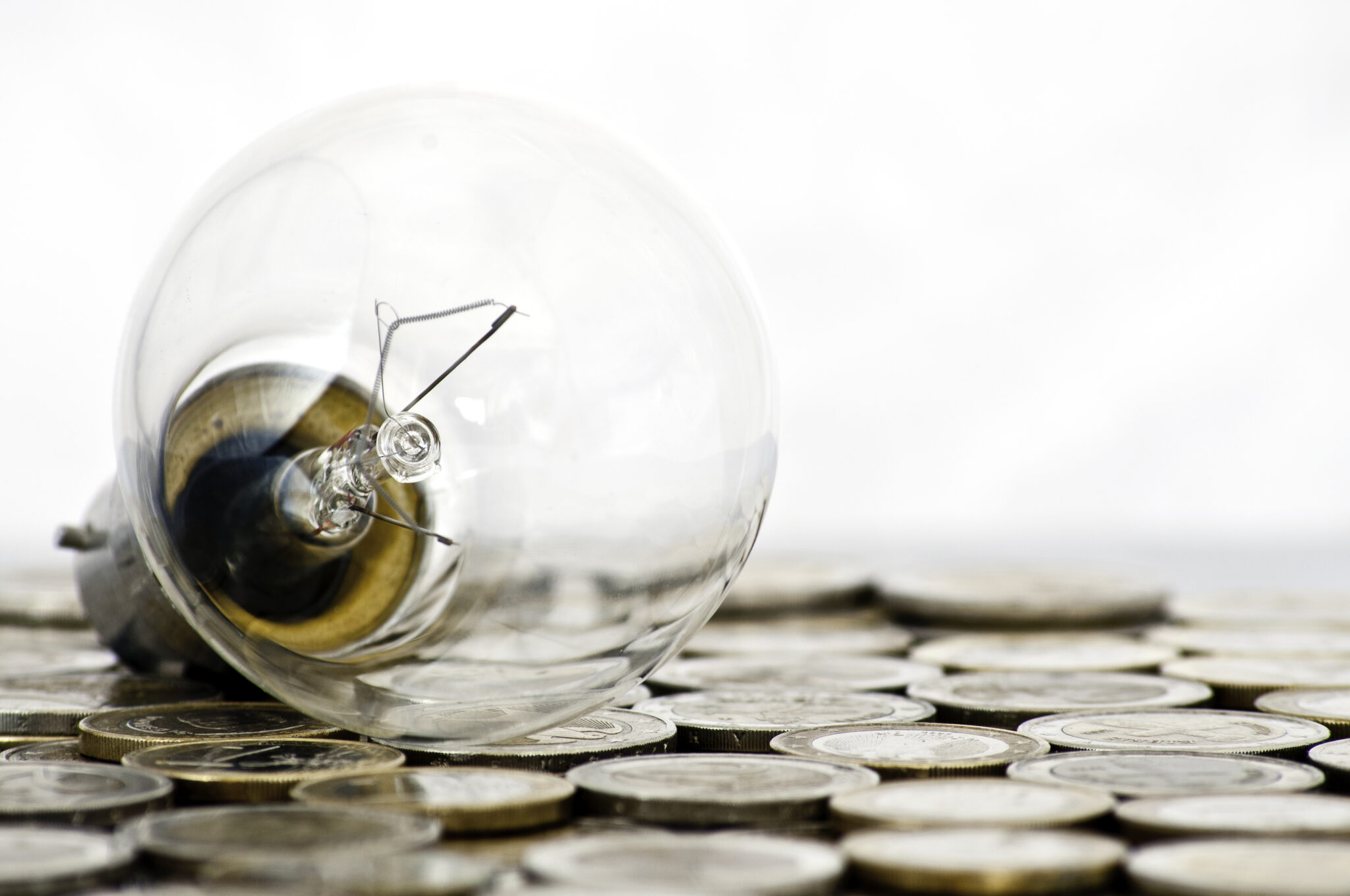Ampoule posée sur des pièces de monnaie