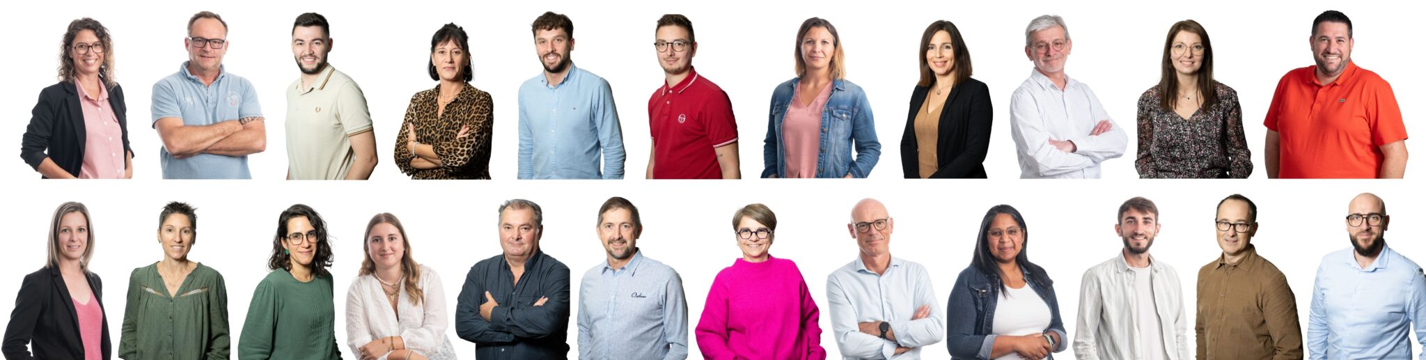 Groupe divers de personnes posant ensemble.